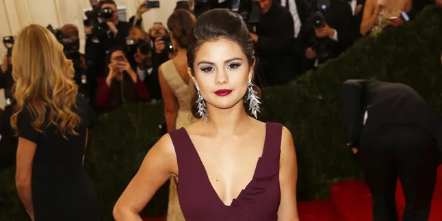 Dimusuhi Demi Lovato, Selena Gomez Pilih Tampil Seksi Dimusuhi Demi Lovato, Selena Gomez Pilih Tampil Seksi