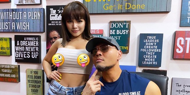 Dinar Candy Becomes a Guest Star without Wearing a Bra, Deddy Corbuzier Fails to Focus and Feels Distracted