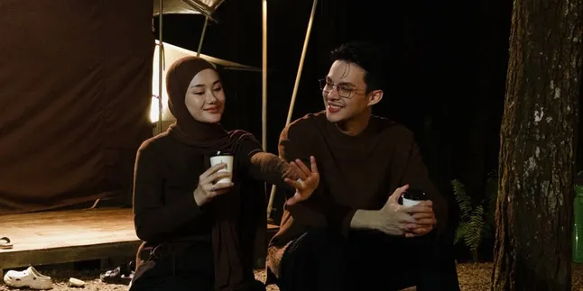 Dinda Hauw and Rey Mbayang Love Nature, Ready to Introduce Their Child Through Camping & Light Hiking