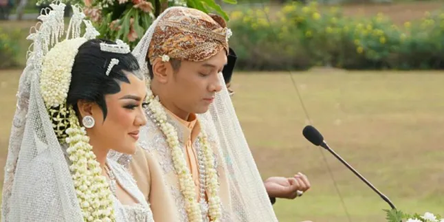 Dinikahi Ade Imam, Ini Mas Kawin Yang Diterima Vicky Shu Dinikahi Ade Imam, Ini Mas Kawin Yang Diterima Vicky Shu