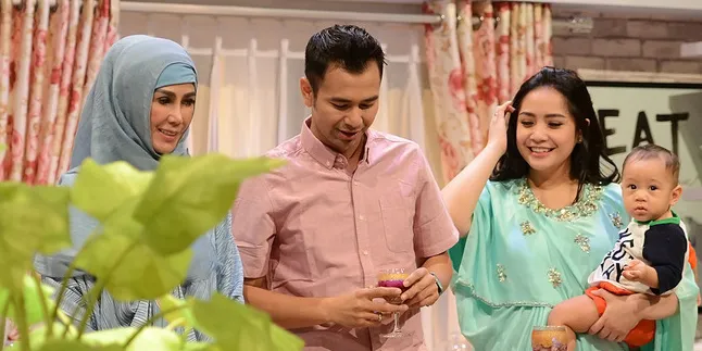 Dinner Bareng Amy Qanita di Singapura, Gigi Pamer Senyum Manis