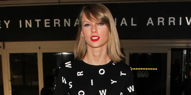 Dinner Bareng Calvin Harris, Taylor Swift Pamer Punggung Terbuka