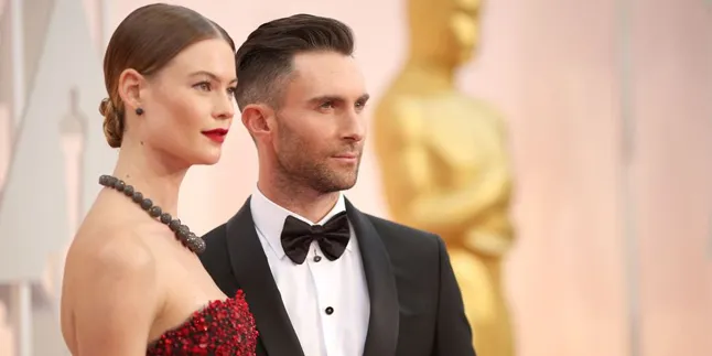 Dinner Romantis, Adam Levine Gandeng Mesra Behati Prinsloo