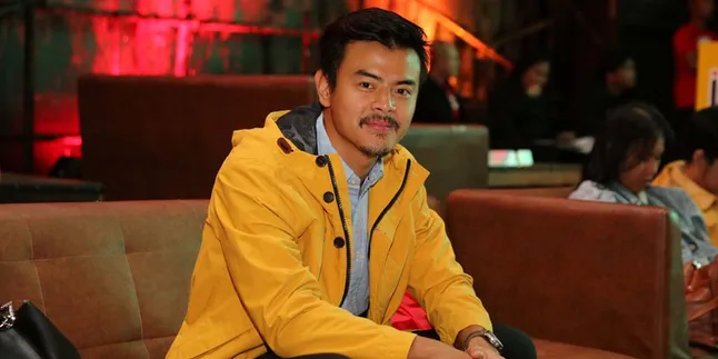 Dion Wiyoko Lawan Rasa Risih Tampil Berkumis Dion Wiyoko Lawan Rasa Risih Tampil Berkumis