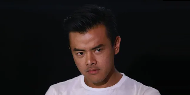 Dion Wiyoko Merasa Lebih Pede & Ganteng Kala Pakai Jas Dion Wiyoko Merasa Lebih Pede & Ganteng Kala Pakai Jas