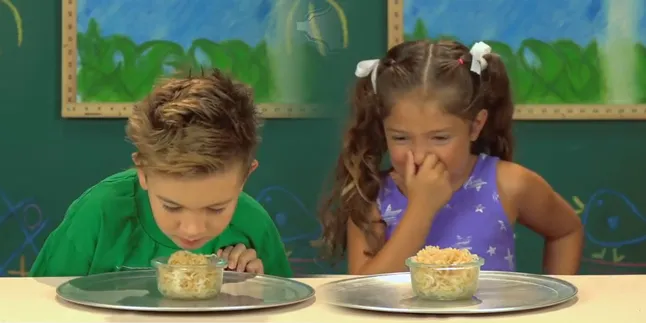 Dipaksa Makan Ubur-Ubur, Reaksi Bocah Bule Ini Bikin Ngakak!