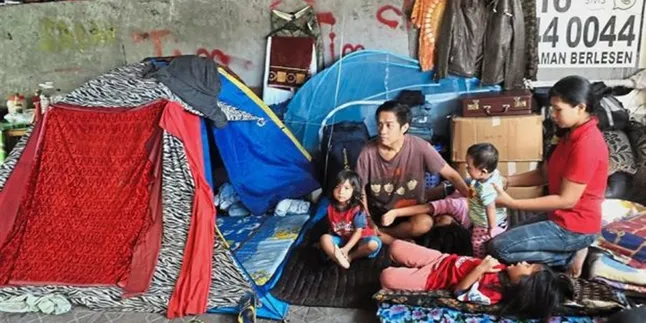 Dipecat Karena Sakit, Keluarga Pria Ini Tinggal di Bawah Fly Over