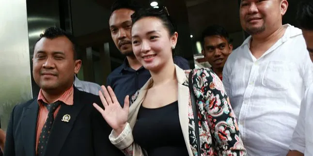 Diperiksa Sebagai Saksi, Zaskia Gotik Ditodong 17 Pertanyaan Diperiksa Sebagai Saksi, Zaskia Gotik Ditodong 17 Pertanyaan