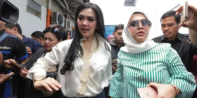 Diperiksa Terkait First Travel, Syahrini Bergaya Manja Pakai Baju Kemarin