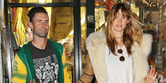 Diperistri Adam Levine, Behati Prinsloo Malah Jadi Tukang Cukur Diperistri Adam Levine, Behati Prinsloo Malah Jadi Tukang Cukur