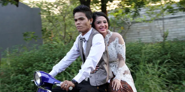 Dipolisikan, Dewi Perssik Berfoto Mesra Dengan Vokalis Band