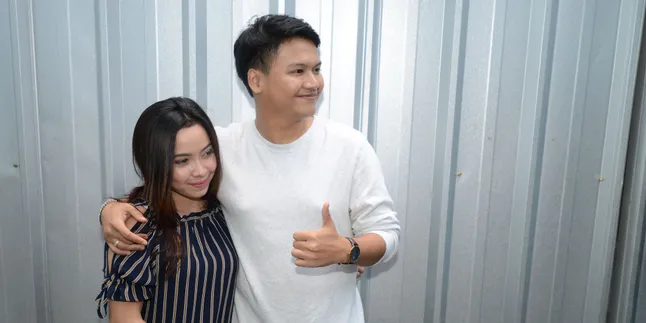 Diprediksi Perempuan, Ilham Smash Pusing Beli Baju Untuk Calon Buah Hati Diprediksi Perempuan, Ilham Smash Pusing Beli Baju Untuk Calon Buah Hati
