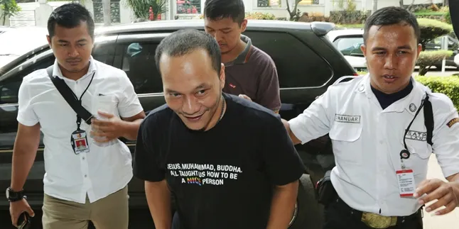 Direhab, Iwa K Pakai Kaos Bertuliskan Yesus, Buddha & Muhammad