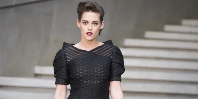 Dirumorkan Lesbian, Kristen Stewart Dapat Restu Dari Ibunya Dirumorkan Lesbian, Kristen Stewart Dapat Restu Dari Ibunya