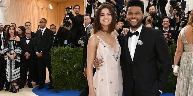 Dirumorkan Putus, The Weeknd Unfollow Teman-Teman Selena Gomez Dirumorkan Putus, The Weeknd Unfollow Teman-Teman Selena Gomez