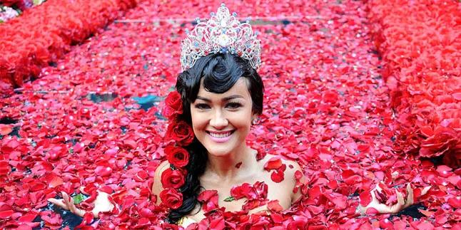 Diruwat, Julia Perez Mandi Kembang Mawar 25 Kg Diruwat, Julia Perez Mandi Kembang Mawar 25 Kg