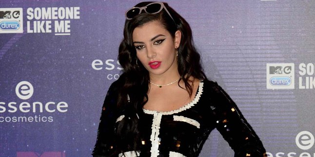 Disakiti Pacar, Charli XCX Malah Gelar Pesta Gila-Gilaan