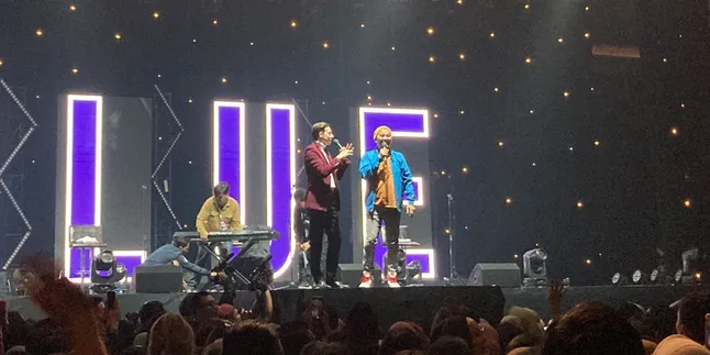 Disambut Meriah Oleh Penonton Saat Memandu Konser BLUE, Indra Bekti Sujud Syukur