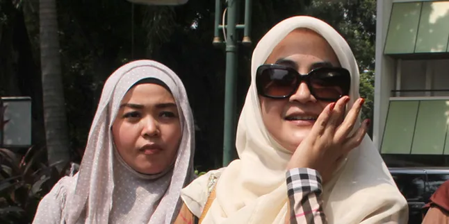 Disebut 'Hanya' Mantan Istri Uje, Pipik Dian Bilang Alhamdulillah Disebut 'Hanya' Mantan Istri Uje, Pipik Dian Bilang Alhamdulillah