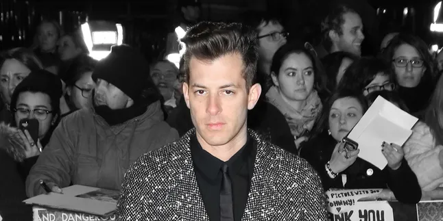 Diserang Lebah Pembunuh, Mark Ronson Lari Terbirit-Birit