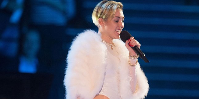 Disindir Aksi 'FU' Miley Cyrus, Selena Gomez Dikabarkan Geram