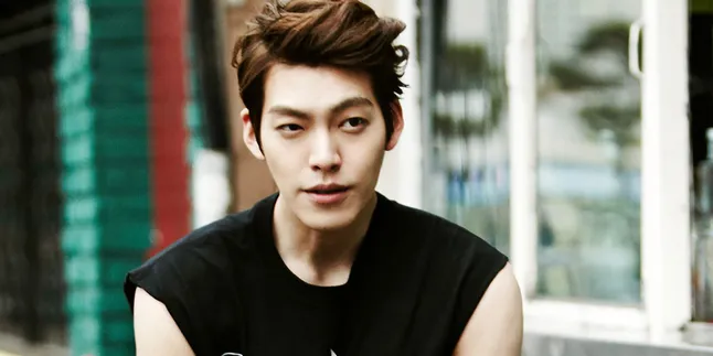 Disiram Air Es, Kim Woo Bin 'Stay Cool'