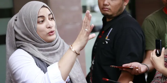 Ditangkap & Foto Tak Pantasnya Beredar, Vanessa Angel Masih Belum Berani Temui Ayah Ditangkap & Foto Tak Pantasnya Beredar, Vanessa Angel Masih Belum Berani Temui Ayah