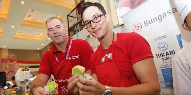 Ditantang Demo Bikin Kue, Mike Lewis Jadi Baper Ingat Tamara Bleszynski