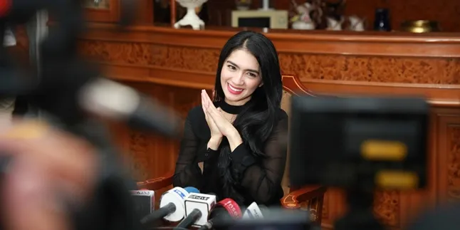 Ditanya Kabar Mualaf & Menikah Lagi, Ini Reaksi Angel Karamoy
