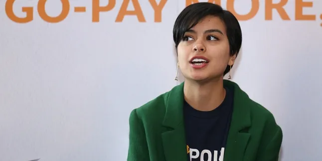 Ditanya Rencana Sophia & Ariel Nikah, Eva Celia Pergi Naik Gojek