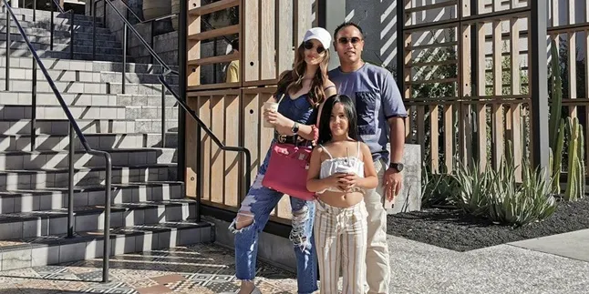 Ditanya Soal Cium Pria Selain Ardi Bakrie Sama Mikhayla, Nia Ramadhani Salah Tingkah dan Kebingungan Ditanya Soal Cium Pria Selain Ardi Bakrie Sama Mikhayla, Nia Ramadhani Salah Tingkah dan Kebingungan