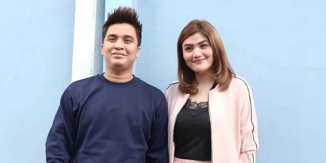Ditanya Soal Hotman Paris, Hilda Vitria Sibuk Main Ponsel - Banting Pintu Mobil Ditanya Soal Hotman Paris, Hilda Vitria Sibuk Main Ponsel - Banting Pintu Mobil