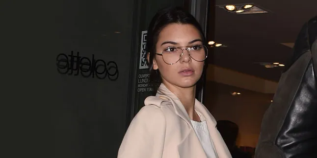 Ditanya Soal Justin Bieber, Kendall Jenner Acungkan Jari Tengah!