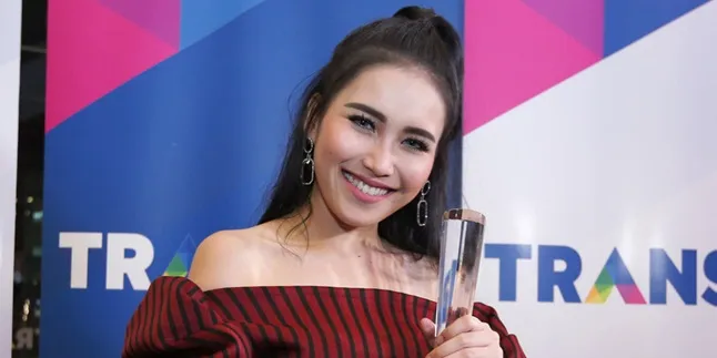Ditanya Soal Nikah Lagi, Ayu Ting Ting Lari - Julurkan Lidah & Kerjai Awak Media Ditanya Soal Nikah Lagi, Ayu Ting Ting Lari - Julurkan Lidah & Kerjai Awak Media