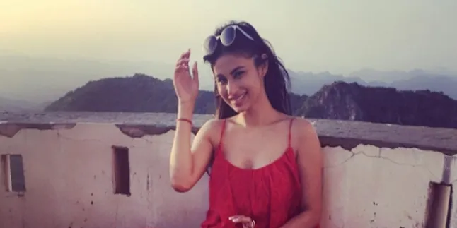 Ditanya Soal Operasi Plastik Bibir, Mouni Roy Ngamuk ke Wartawan Ditanya Soal Operasi Plastik Bibir, Mouni Roy Ngamuk ke Wartawan