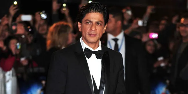 Ditemani Bodyguard, SRK Kepergok Beli Mainan Buat AbRam Khan Ditemani Bodyguard, SRK Kepergok Beli Mainan Buat AbRam Khan