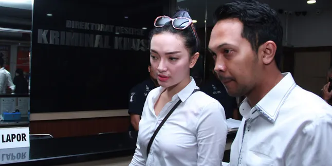Ditemani Sang Pacar, Zaskia Gotik Siap Diintrogasi Polisi Ditemani Sang Pacar, Zaskia Gotik Siap Diintrogasi Polisi