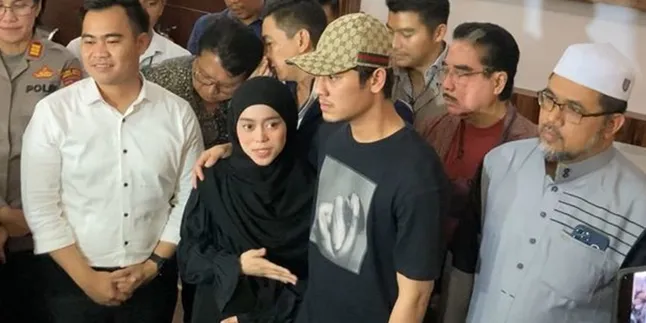 Diterima Kembali Oleh Istri dan Mertuanya, Rizky Billar Sebut Orang Tua Lesti Tak Gagal Pilih Dirinya Sebagai Menantu Diterima Kembali Oleh Istri dan Mertuanya, Rizky Billar Sebut Orang Tua Lesti Tak Gagal Pilih Dirinya Sebagai Menantu
