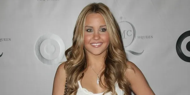 Diterpa Masalah, Akhirnya Amanda Bynes Berteman Dengan Anjing Diterpa Masalah, Akhirnya Amanda Bynes Berteman Dengan Anjing