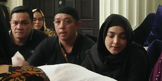 Ashanty Terus Menangis Disamping Jenazah Ibunda Ashanty Terus Menangis Disamping Jenazah Ibunda