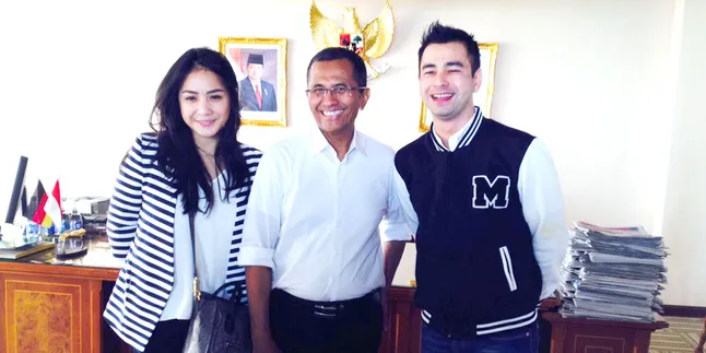 Ditinggal Raffi Naik Ojek, Nagita Slavina Ajak Wartawan Selfie Ditinggal Raffi Naik Ojek, Nagita Slavina Ajak Wartawan Selfie