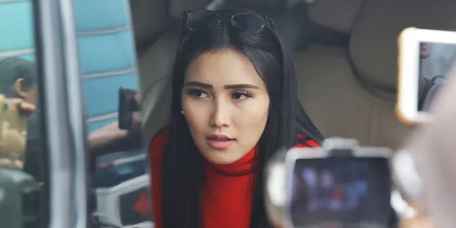 Dituding Galau Melulu, Ayu Ting Ting Ngamuk dan Sebut Netizen Sarap Dituding Galau Melulu, Ayu Ting Ting Ngamuk dan Sebut Netizen Sarap