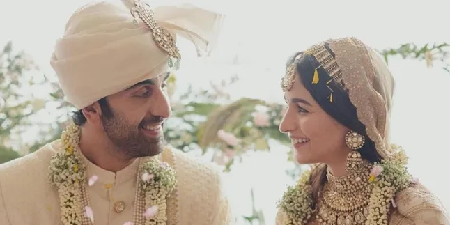Dituding Umumkan Kehamilan Alia Bhatt Demi Promo Film 'BRAMASTRA', Ranbir Kapoor Buka Suara Dituding Umumkan Kehamilan Alia Bhatt Demi Promo Film 'BRAMASTRA', Ranbir Kapoor Buka Suara