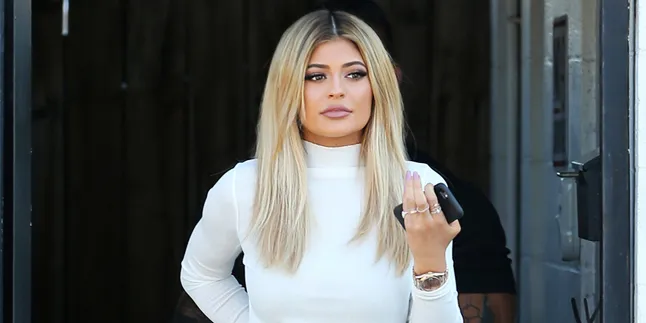 Dituduh Pasang Implan Payudara, Ini Jawaban Kylie Jenner