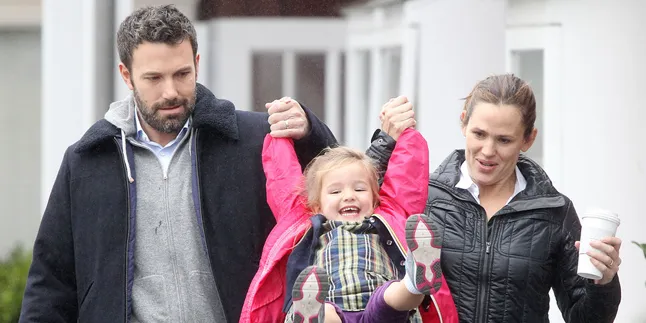 Dituduh Selingkuh, Ben Affleck Hangout Bareng Garner & Anaknya Dituduh Selingkuh, Ben Affleck Hangout Bareng Garner & Anaknya