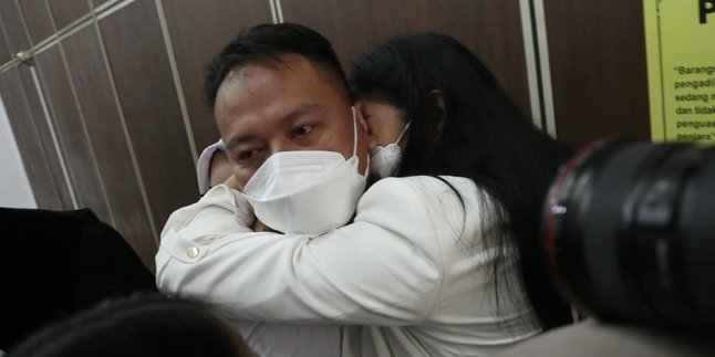 Sentenced Guilty to Four Months in Prison, Vicky Prasetyo Cries and Hugs Kalina in the Courtroom