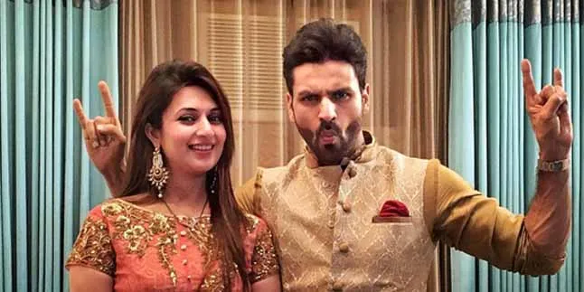 Divyanka 'Mohabbatein' Rayakan Diwali Romantis Bareng Suami Divyanka 'Mohabbatein' Rayakan Diwali Romantis Bareng Suami