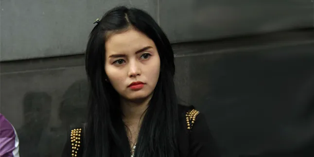 DJ Verny Hampir Ditusuk Pecahan Gelas Oleh Suami DJ Verny Hampir Ditusuk Pecahan Gelas Oleh Suami