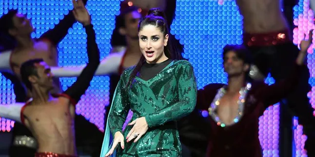 Keren! Kareena Kapoor Pamer Belahan Dada dan Punggung Seksi Badai