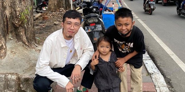 Doctor Tirta Provides Scholarships for Parking Attendant Child, Funded Until Graduation
